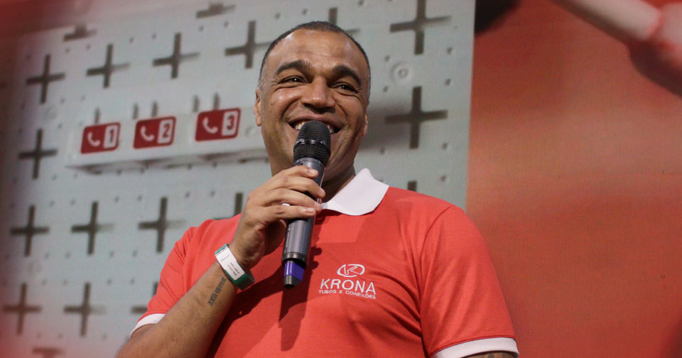 Leia mais sobre o artigo A convite da Krona, craque Denilson dá um show no encerramento do 28º Enare